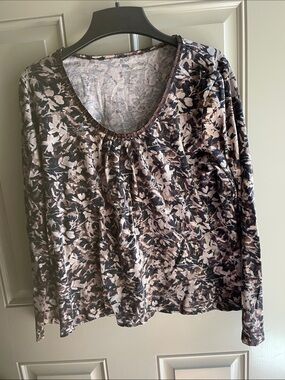 Women's Floral Long-Sleeve Scoop Neck Top - Brown/Black